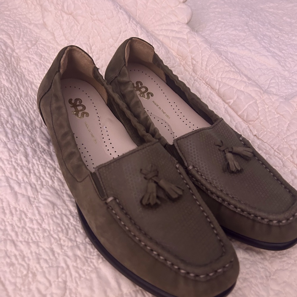 SAS loafers size 6/7. Grey new barely worn. Clean shoes
